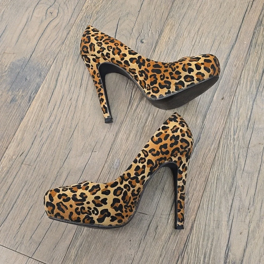 Charles Robert‎ Leopard Platform High Heels | Size 9​